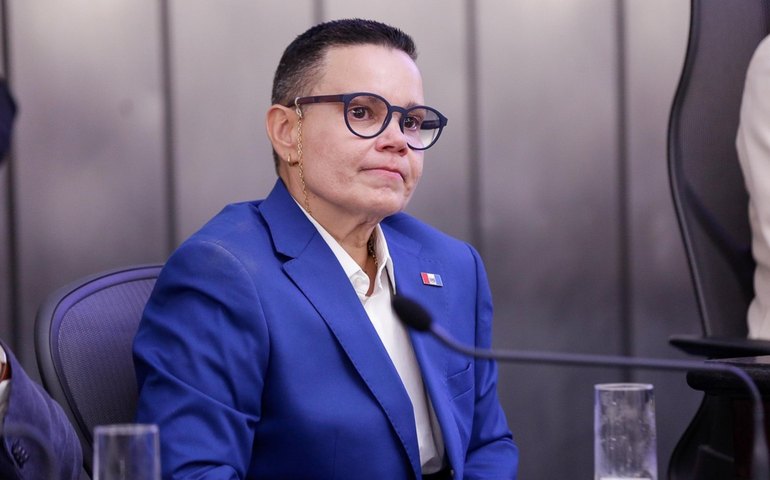 Procuradora-geral recebe Comenda Tavares Bastos em sessão histórica na ALE