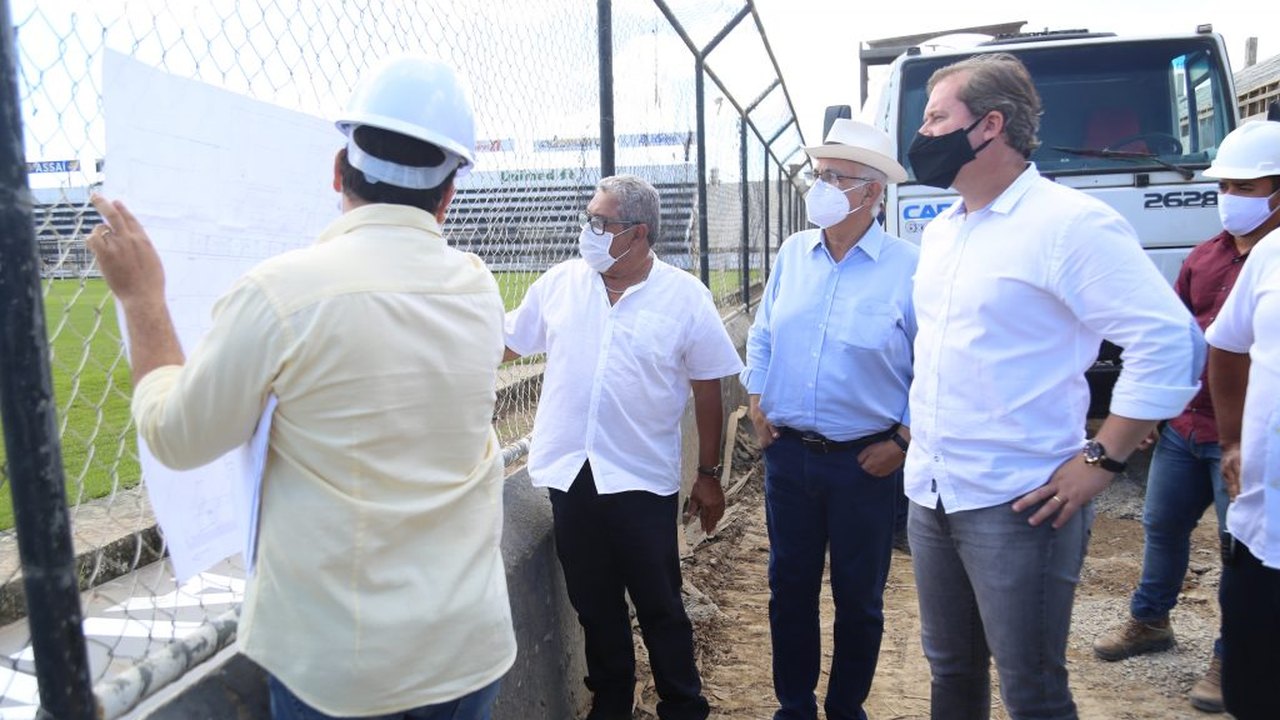Prefeito Rogério Teófilo visita mais uma etapa da obra de modernização do estádio municipal