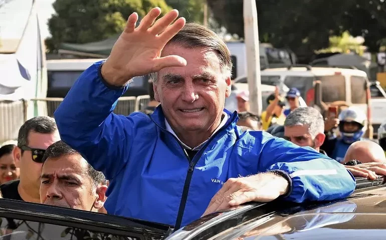 Bolsonaro recebe 1ª visita autorizada e se mostra 'triste'