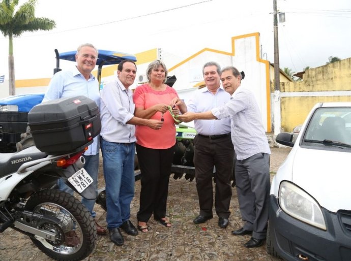 Pequenos agricultores de Coqueiro Seco recebem trator e veículos da Seagri