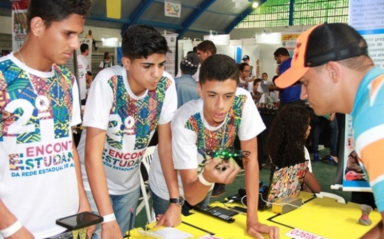Alunos da rede pública usam robótica para melhorar vida das pessoas