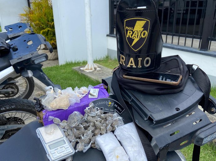 PM flagra homem com maconha, crack e cocaína no Benedito Bentes