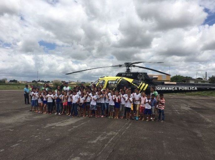 Alunos de escola de Arapiraca visitam Base do Grupamento Aéreo do Agreste