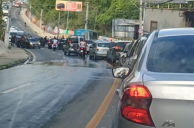 Colisão entre carros deixa trânsito lento, na Avenida Leste-Oeste