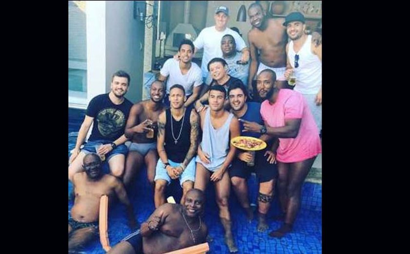 Thiaguinho curte tarde de piscina ao lado de Neymar e Luciano Huck