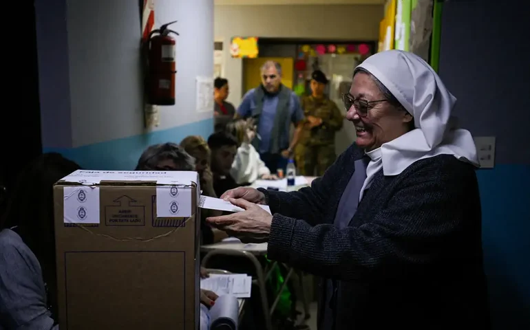 Argentinos começam a votar no segundo turno das eleições