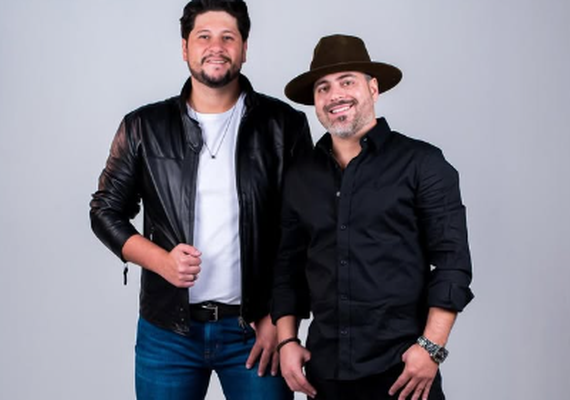 Cantor sertanejo Léo é atingido por chamas no palco e queima o rosto