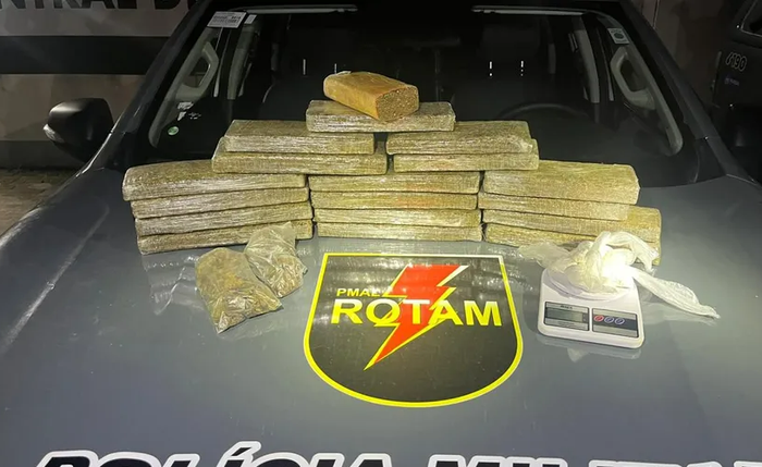 Foram apreendidos 17 tabletes de maconha Foram apreendidos 17 tabletes de maconha