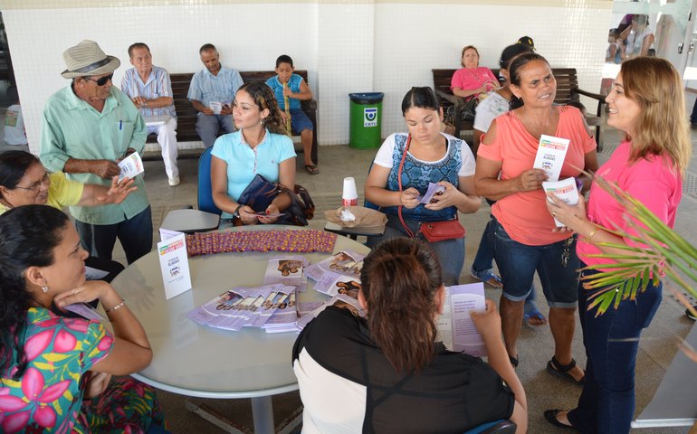 Panfletagem na Estação orienta sobre prevenção do câncer de mama