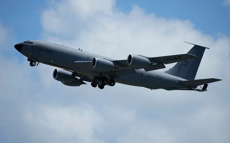 Avião de reabastecimento militar dos EUA cai no Iraque e operações de resgate estão em andamento