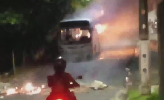 Um ônibus foi incendiado no Conjunto Carminha Um ônibus foi incendiado no Conjunto Carminha