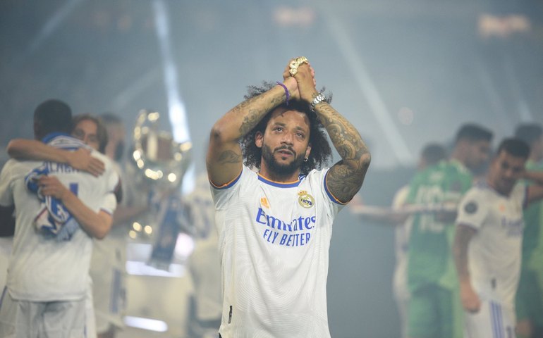 Marcelo é recepcionado por mais de 20 mil torcedores do Olympiacos em bela festa