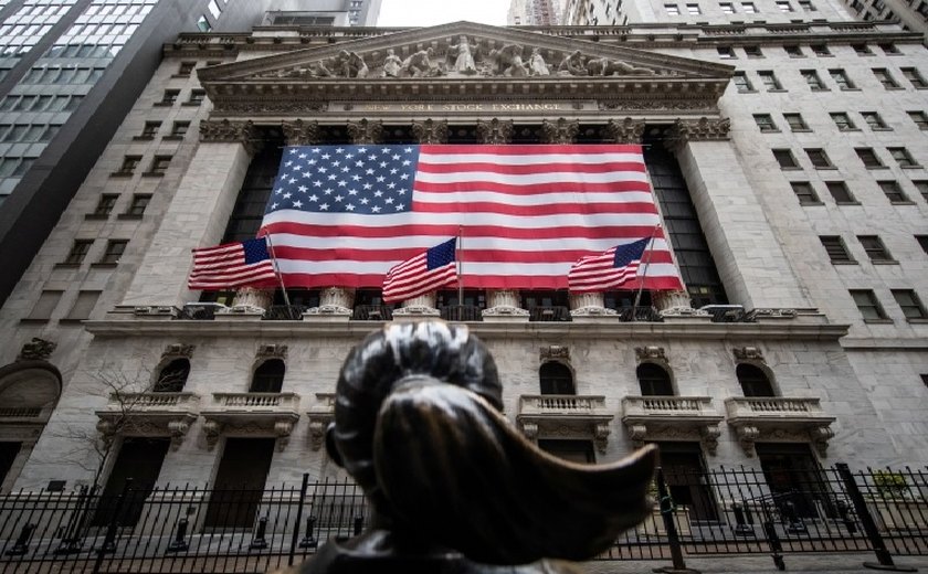 Bolsas de NY fecham mistas, em meio a expectativas por juros elevados e tensões geopolíticas
