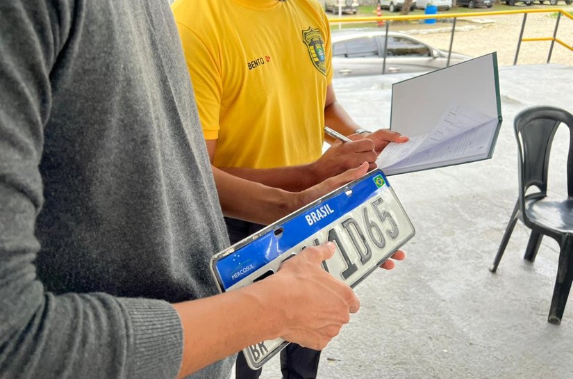 Saiba como recuperar placas de veículos perdidas durante as chuvas na capital