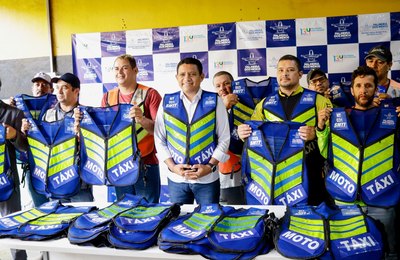 Prefeitura de Palmeira entrega 300 coletes aos mototaxistas da cidade