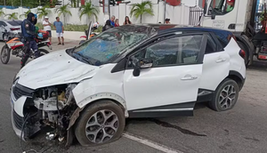 Veículo capota e deixa mulher ferida na Zona Sul de Aracaju