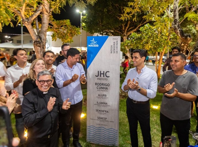 JHC entrega praça totalmente revitalizada no Feitosa