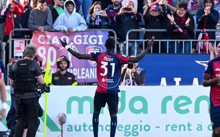 Adolescente marca duas vezes em sua estreia como titular e o Cagliari vence a Atalanta, saindo da zona de rebaixamento.