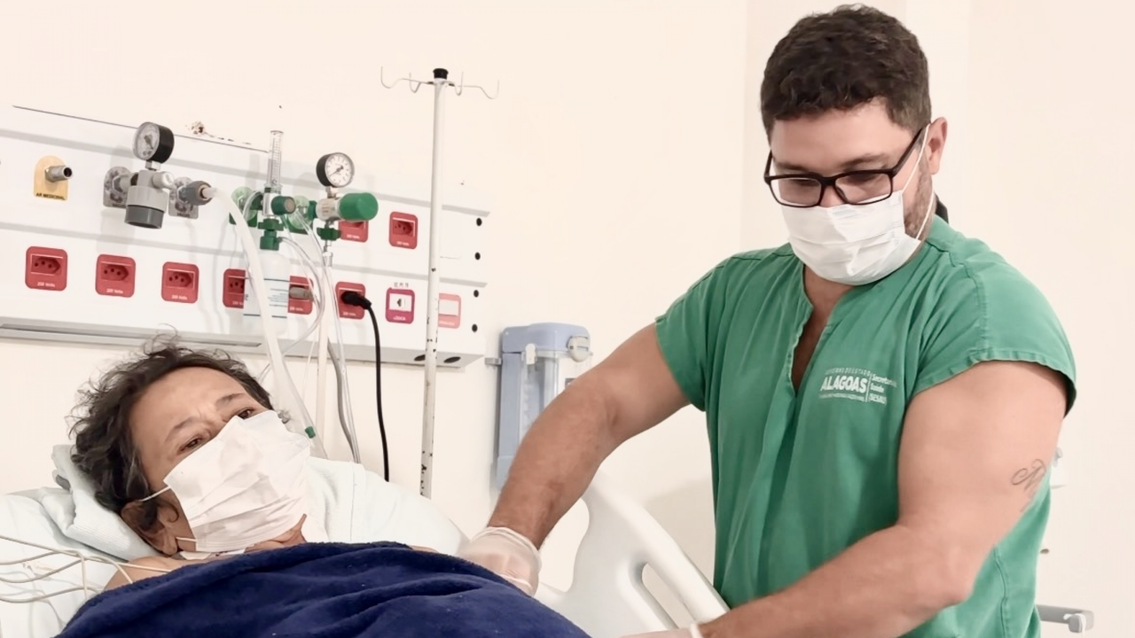 Aposentada que recebeu transplante de fígado no Hospital do Coração Alagoano se emociona ao lembrar do ato de doação