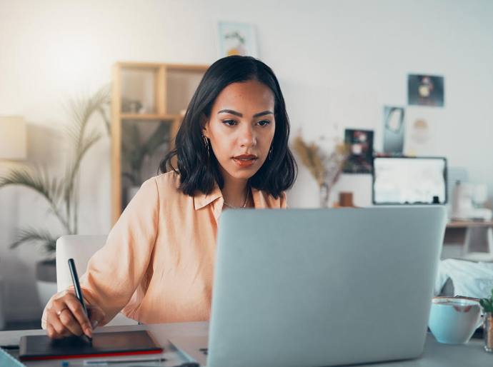 77% dos brasileiros têm planos de empreender na internet em 2026; confira dicas para começar no digital