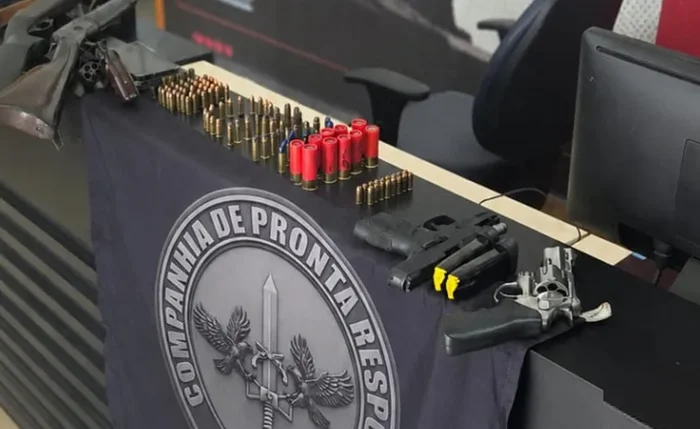 Armas e munições foram apreendidas pela Polícia Militar em imóvel na zona rural de Campestre
