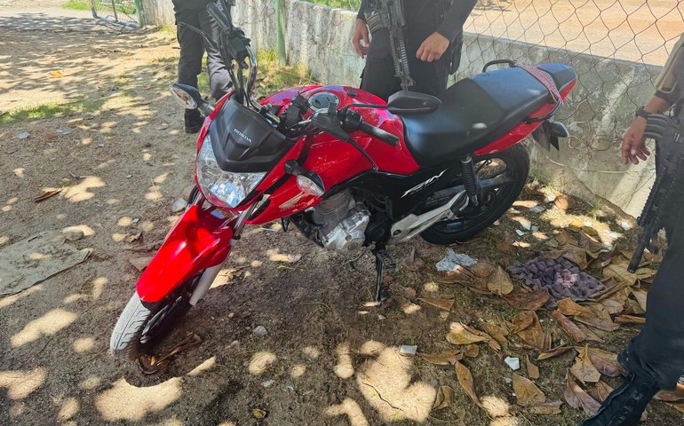 Policiais da Oplit recuperam moto roubada no bairro do Bom Parto