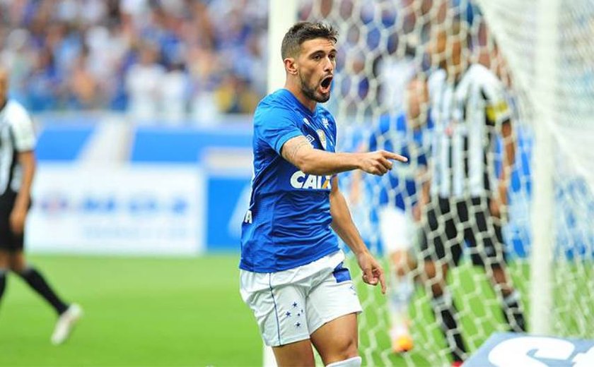 Cruzeiro faz 2 a 0, reverte vantagem sobre o Atlético-MG e volta a ser campeão