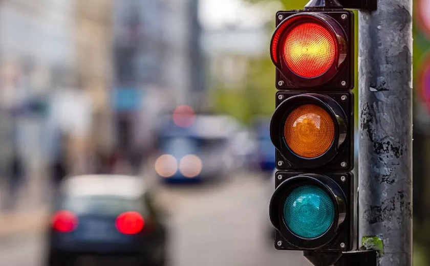 Motorista que furou sinal vermelho é condenado a pagar por danos morais