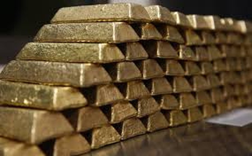 Ouro fecha em alta e acumula quinto ganho semanal com expectativa de alívio nos EUA
