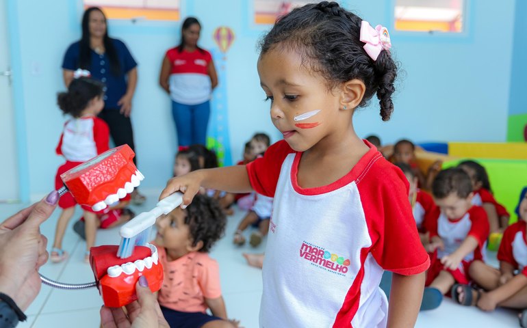 Em abril, projeto Criando Sorrisos atende mais de 160 crianças