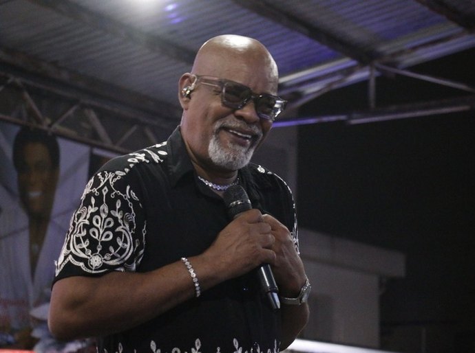 Carlos Caetano celebra 37 anos de carreira com gravação no Cacique de Ramos
