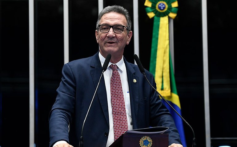 Lucas Barreto critica transposição 'fatiada' de servidores do Amapá