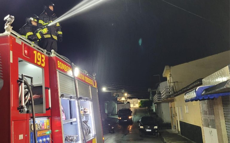 Bombeiros controlam incêndio em residência na Santa Amélia