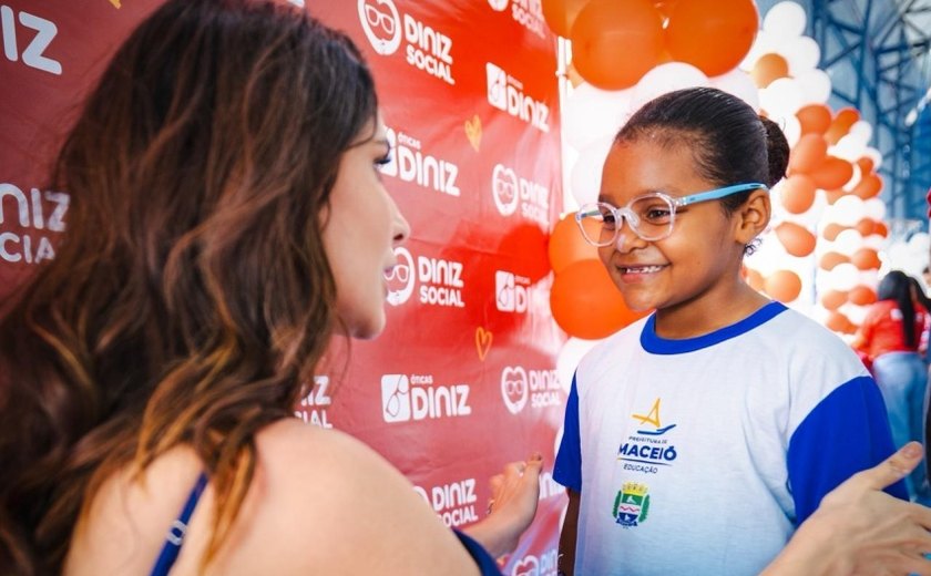 Prefeitura de Maceió entrega óculos de grau para alunos da rede municipal