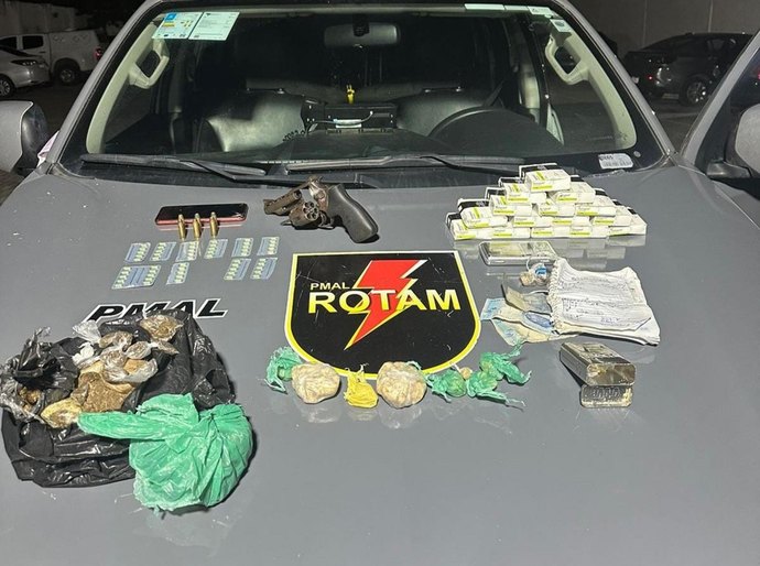PM flagra crimes de tráfico e porte ilegal de arma de fogo durante abordagens em Maceió
