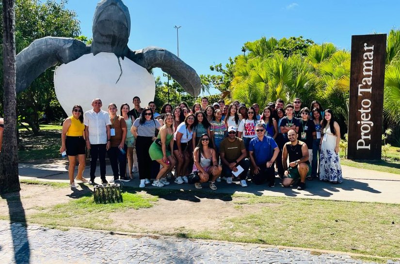 Alunos de Arapiraca vivenciam Cultura Oceânica em visita ao Projeto Tamar, em Sergipe