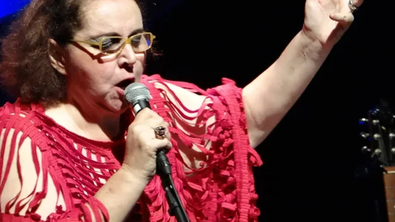 Cida Moreira presta homenagem a Angela Ro Ro em show no Sesc