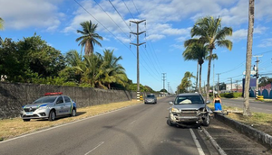 Carro colide contra poste de energia na Zona Sul de Aracaju
