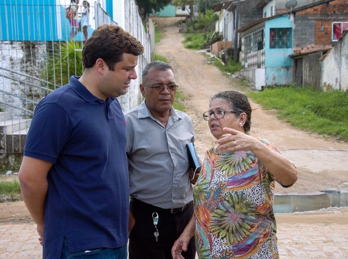 Vice-prefeito Marcelo Palmeira vistoria serviços em bairros