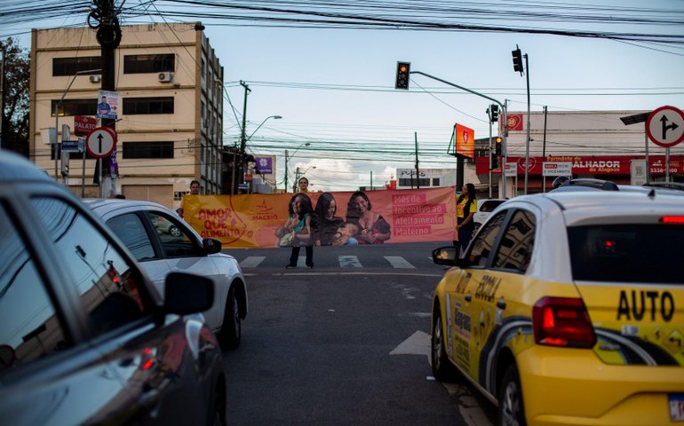 Saúde leva blitz de incentivo à amamentação para as ruas de Maceió