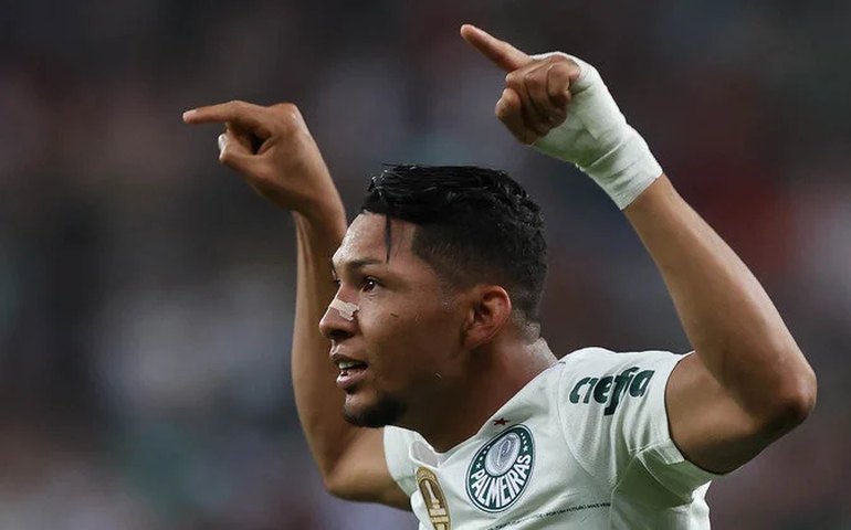 Rony leva a bola para casa após gol de bicicleta pelo Palmeiras no Maracanã