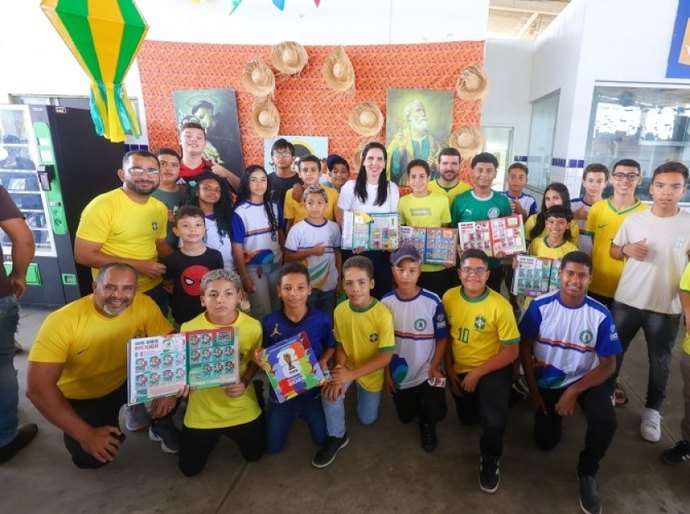 Evento de troca de figurinhas reúne crianças e adolescentes e resgata tradição da Copa em Campo Alegre