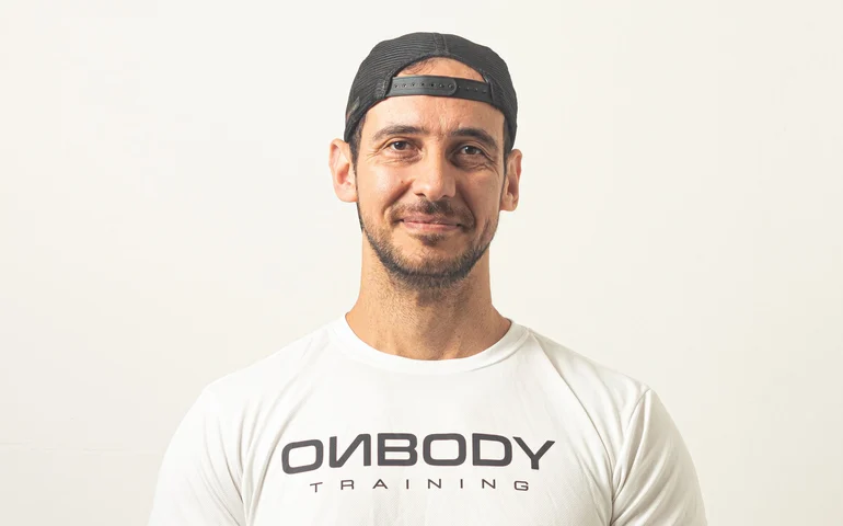 Calistenia ganha espaço como alternativa eficiente e acessível fora das academias