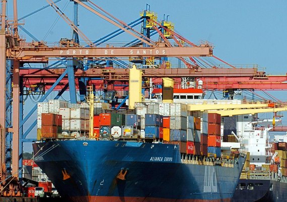 Importações brasileiras vinda dos EUA cresceram mais que as do resto do mundo, afirma Amcham
