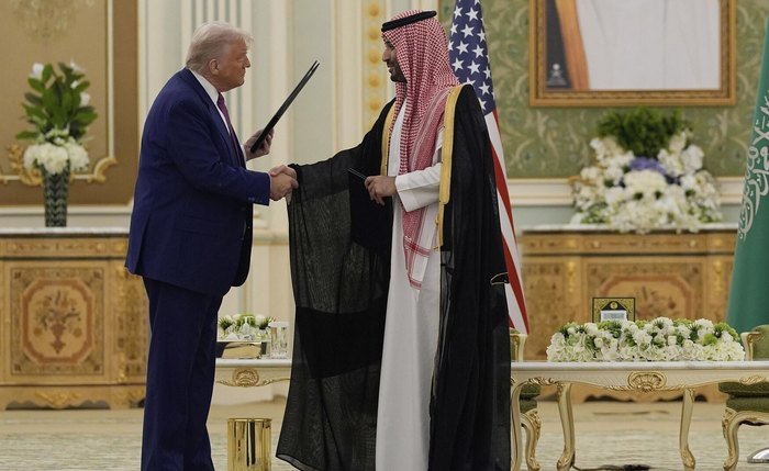 Trump garante acordo de US$ 600 bilhões com Arábia Saudita e diz que vai suspender sanções à Síria Trump garante acordo de US$ 600 bilhões com Arábia Saudita e diz que vai suspender sanções à Síria