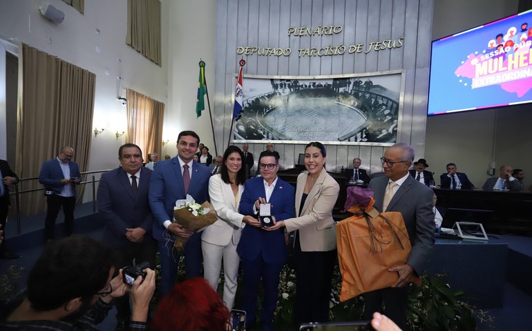 Samya Suruagy é agraciada na Assembleia com a comenda Tavares Bastos