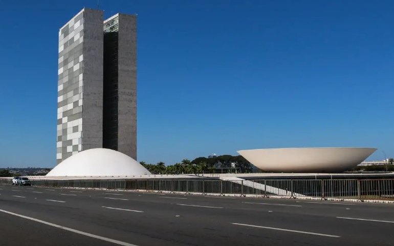 Centrão resiste à candidatura de Flávio Bolsonaro e avalia neutralidade em 2026