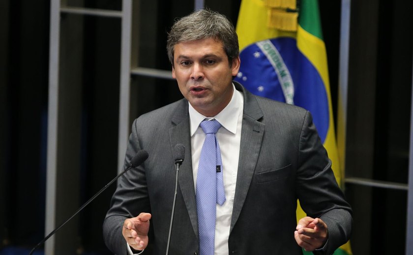 'Não negociamos a nossa soberania', diz líder do PT sobre prisão domiciliar de Bolsonaro e pressão de tarifas