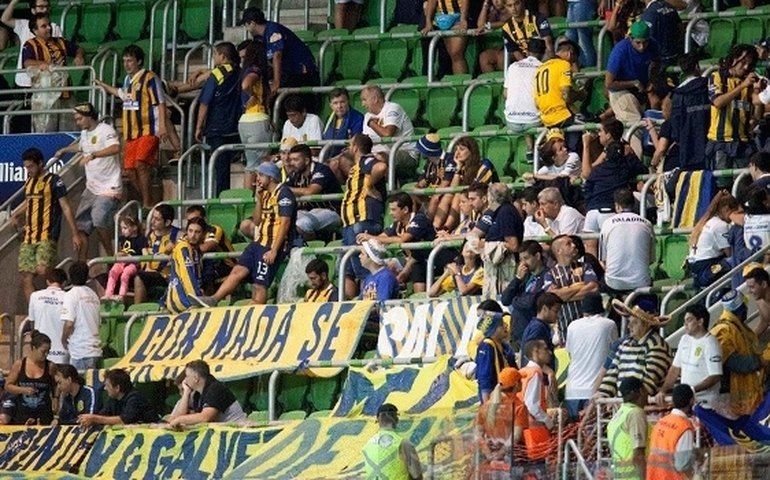 Torcedores do Rosário Central ficam sem gasolina a caminho de BH e brasileiro se torna 'salvador'; veja vídeo