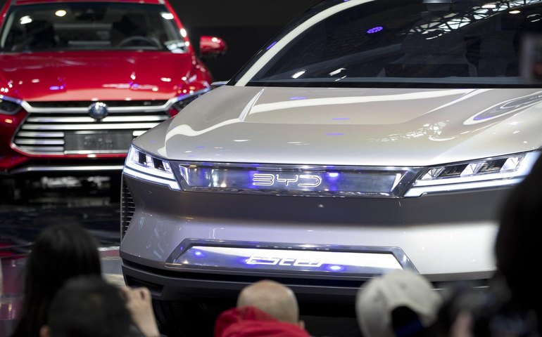 Europa e EUA ficam para trás na corrida dos carros elétricos, aponta Bloomberg